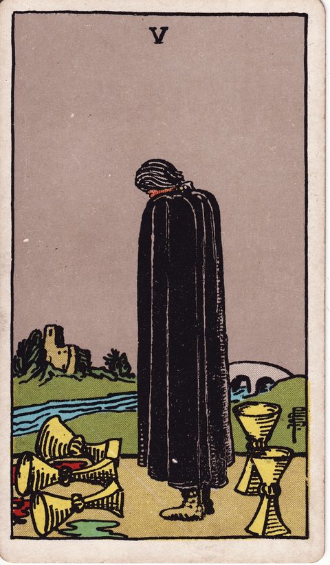 カップの5(Five of Cups)のカード画像。ライダー版タロット