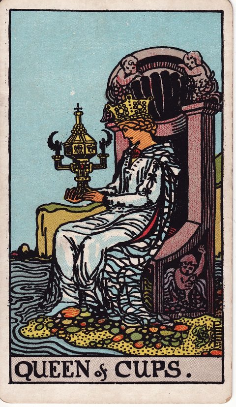 カップのクイーン(Queen of Cups)のカード画像。ライダー版タロット