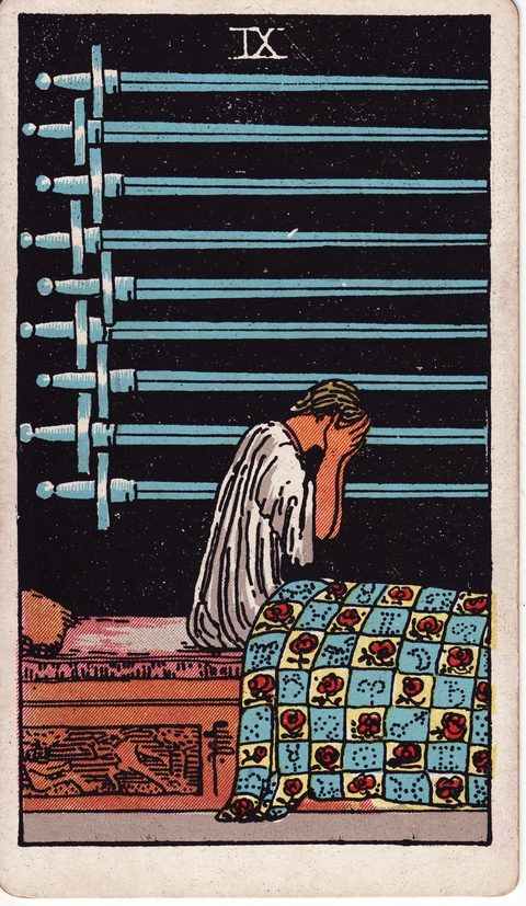 ソードの9(Nine of Swords)のカード画像。ライダー版タロット