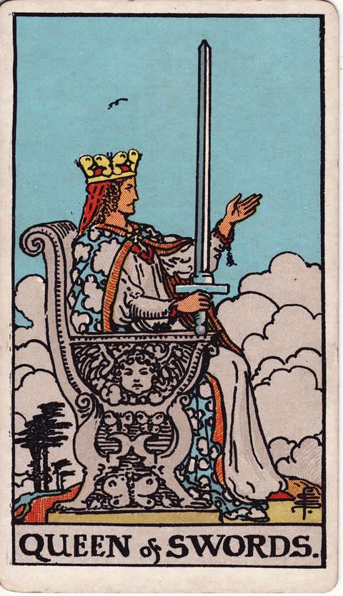 ソードのクイーン(Queen of Swords)のカード画像。ライダー版タロット