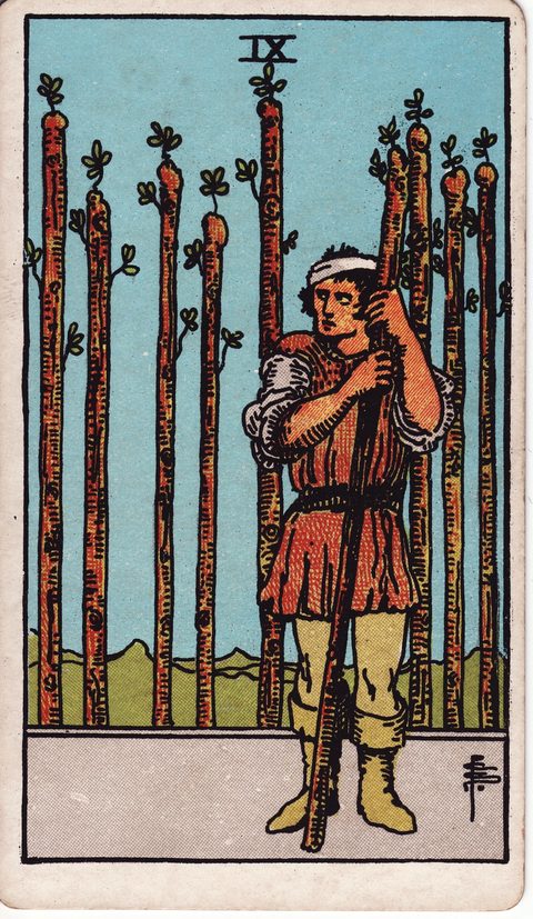 ワンドの9(Nine of Wands)のカード画像。ライダー版タロット